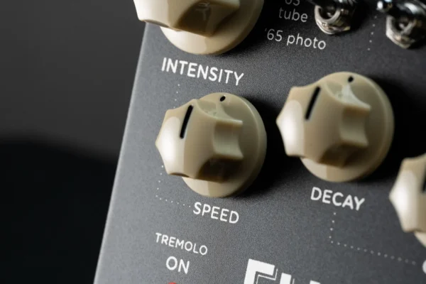 Strymon | Flint V2 Tremolo & Reverb | 經典顫音殘響雙引擎