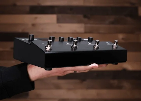 am4-in-your-hand-560x400-1 Fractal Audio AM4 頂級音箱模擬器